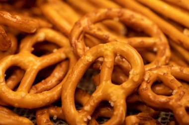 Masaya dağılmış tuzlu ekmek ve tuzlu krakerler. Seçici odaklanmayı kapat.