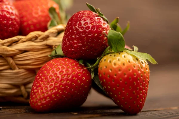 Frische Rote Erdbeeren Einem Weidenkorb Auf Einem Holztisch Ernten Nahaufnahme lizenzfreie Stockbilder