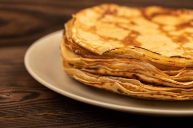 Geleneksel Rus krepleri. Bahar toplantısının Shrovetide haftası. Kışın gidişini görmek. Yakın çekim, seçici odaklanma.