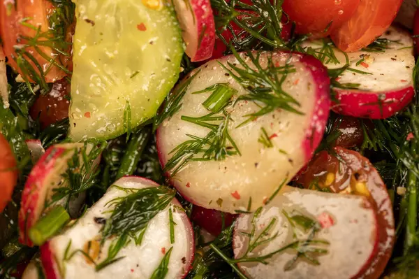 蔬菜沙拉 西红柿 萝卜和丁丁 健康的食物 健康的饮食 特写选择性重点 — 图库照片