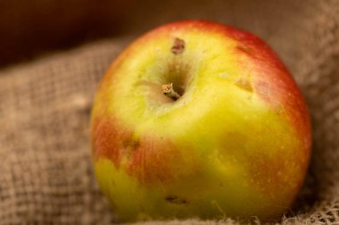 Ev yapımı, pürüzsüz bir kumaş üzerinde taze yeşil elma. Seçici odaklanmayı kapat.