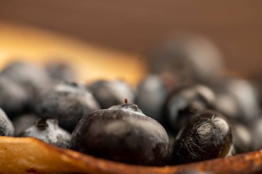 Taze yaban mersini ve geleneksel Rus krepleri. Kışın sonundaki Shrovetide haftası. Seçici odaklanmayı kapat.