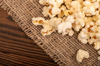 Patlamış mısır masaya saçılmış. Covid-19 salgınında kendini izole etme. Seçici odaklanmayı kapat.