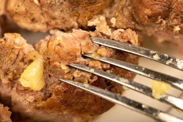 Ev yapımı kızarmış patates ve beyaz tabakta dilimlenmiş et. Yakın plan..