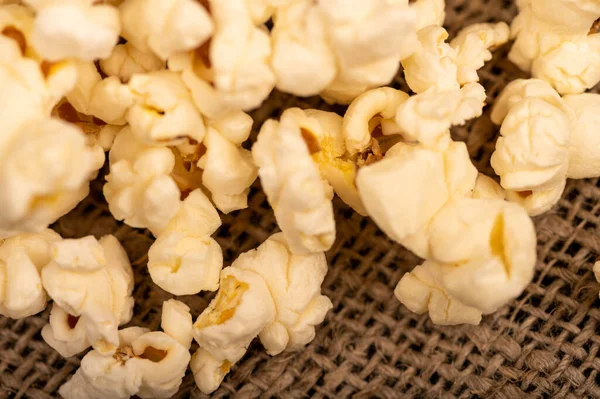 Popcorn Utspridda Bordet Självisolering Covid Pandemin Nära Selektiv Inriktning Stockfoto