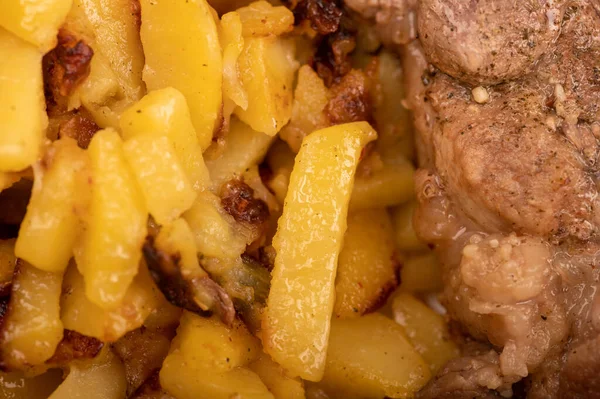 Papas Fritas Caseras Trozo Grande Carne Una Bandeja Blanca — Foto de Stock