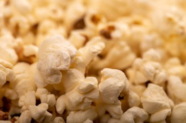 Patlamış mısır masaya saçılmış. Covid-19 salgınında kendini izole etme. Seçici odaklanmayı kapat.