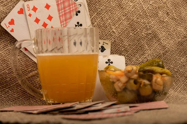 Spelkort Mugg Lätt Ofiltrerat Och Glasskål Med Pickles Och Svamp — Stockfoto