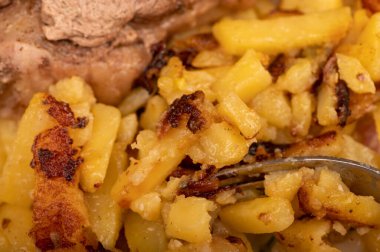 Ev yapımı kızarmış patates ve beyaz tabakta büyük bir parça et. Yakın plan..