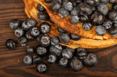 Taze yaban mersini ve geleneksel Rus krepleri. Kışın sonundaki Shrovetide haftası. Seçici odaklanmayı kapat.