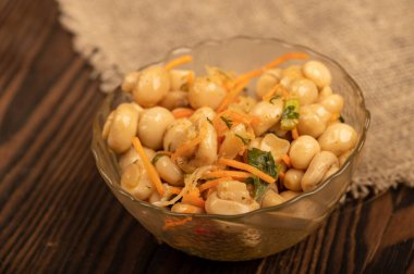 Ahşap bir masada cam bir tabakta tuzlanmış mantar. Seçici Odaklamayı Kapat