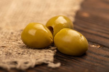 Ahşap bir masada tuzlanmış zeytin. Seçici Odaklamayı Kapat