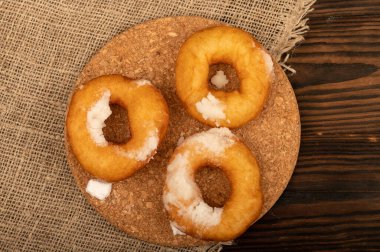 Toz şekerli taze ev yapımı çörekler. Seçici Odaklamayı Kapat