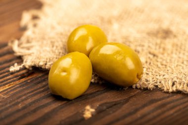 Ahşap bir masada tuzlanmış zeytin. Seçici Odaklamayı Kapat