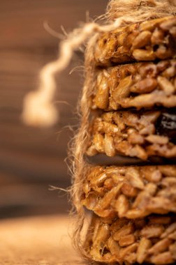 Ev yapımı ayçiçeği tohumlu kurabiyeler ve ahşap bir masada iple bağlanmış kuru üzümler. Seçici Odaklamayı Kapat