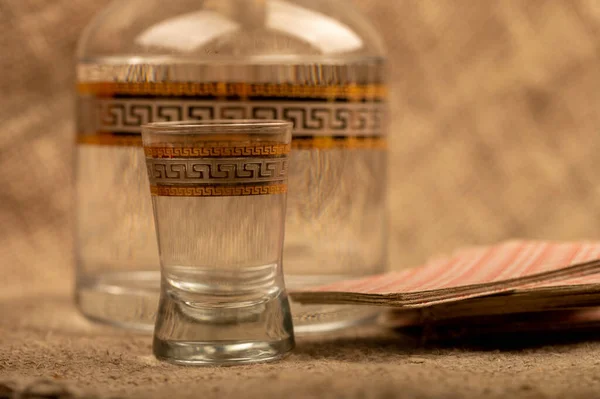 Sebuah Botol Kaca Dengan Vodka Dan Segelas Vodka Latar Belakang — Stok Foto