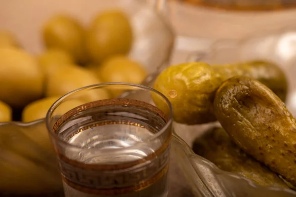 Vaso Vodka Pepinos Escabeche Aceitunas Saladas Plato Vidrio Sobre Fondo — Foto de Stock