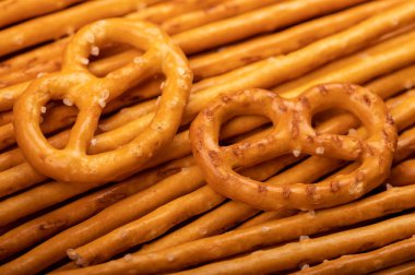 Ekmek çubukları ve tuzlu ekmek figürleri. Arkaplan resmini kapat