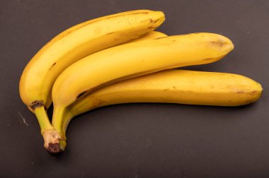 Yakın planda bir grup olgun sarı muz. Seçici odaklanma. Sonbahar hasadı