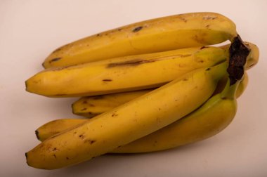 Yakın planda bir grup olgun sarı muz. Seçici odaklanma. Sonbahar hasadı