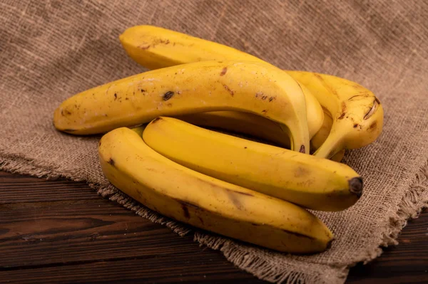 Een Stel Rijpe Gele Bananen Close Selectieve Focus Herfstoogst — Stockfoto