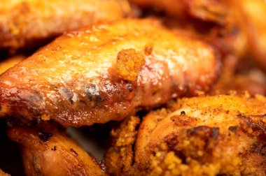 Bir tabakta kızarmış tavuk kanadı, yakın plan, seçici odaklanma.
