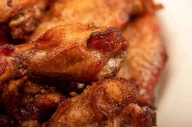 Bir tabakta kızarmış tavuk kanadı, yakın plan, seçici odaklanma.