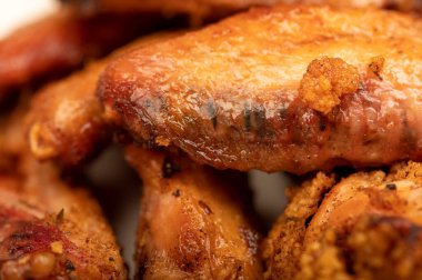 Bir tabakta kızarmış tavuk kanadı, yakın plan, seçici odaklanma.