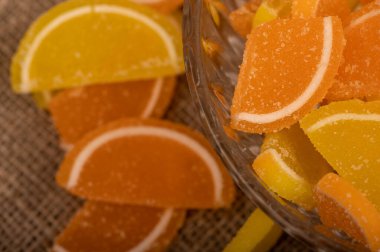 Cam vazoda çok renkli marmelat dilimleri, yakın plan, seçici odaklanma.