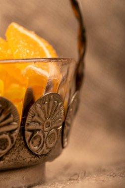 Çok renkli marmelat limon dilimleri antika bir vazoda, yakın plan, seçici odaklanma.