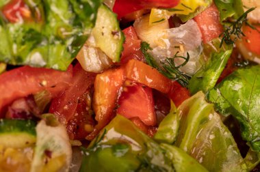 Dilimlenmiş domates, salatalık, tatlı biber, turp ve otlardan oluşan sebze salatası, yakın plan, seçici odaklanma.