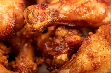 Bir tabakta kızarmış tavuk kanadı, yakın plan, seçici odaklanma.