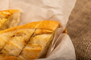 Sarımsak ezmeli baget. Parça parça kesilmiş, yakın plan, seçici odaklı.