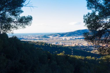 Collcerola dağlarından Baix Llobregat bölgesinin manzarası ve arka planda Akdeniz.