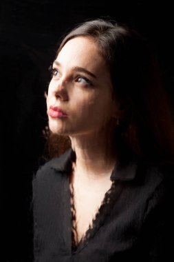 Genç, güzel bir kız, düşünceli, depresif, melankolik, geleceğini ya da deneyimlerini düşünen; iş eksikliği. 