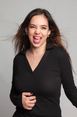 Beyaz bir stüdyoda şarkı söyleyip dans eden genç bir kız. Genç ve güzel bir kadın, seksi, karaokede şarkı söyleyen..