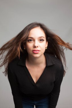 Güzellik mankeni esmer kız mankeni. Sıradan kıyafetler giyiyor. Makyajlı seksi kadın portresi, moda aksesuarları ve moda kıyafetleri. Güzellik trendleri. Beyaz arka planda izole edilmiş. Moda blogçusu.