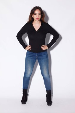 Güzellik mankeni esmer kız mankeni. Sıradan kıyafetler giyiyor. Makyajlı seksi kadın portresi, moda aksesuarları ve moda kıyafetleri. Güzellik trendleri. Beyaz arka planda izole edilmiş. Moda blogçusu.