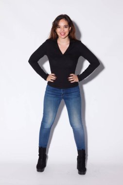 Güzellik mankeni esmer kız mankeni. Sıradan kıyafetler giyiyor. Makyajlı seksi kadın portresi, moda aksesuarları ve moda kıyafetleri. Güzellik trendleri. Beyaz arka planda izole edilmiş. Moda blogçusu.