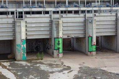 Yağmur suyu düzenleme kanalı. Barajı su basmasını önlemek için düzenleyen yağmur suyu.