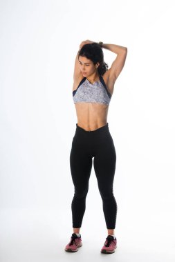 Sporcu sakatlanmamak için antrenmandan önce ısınıyor.