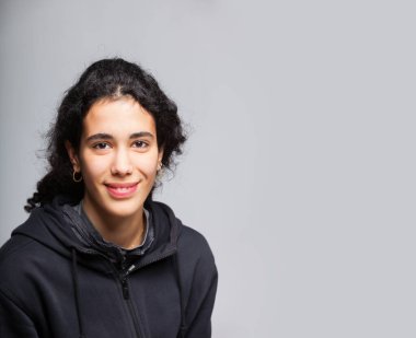 Gri arka planda genç bir kızın portresi. Stüdyo fotoğrafı