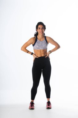 Sporcu sakatlanmamak için antrenmandan önce ısınıyor.