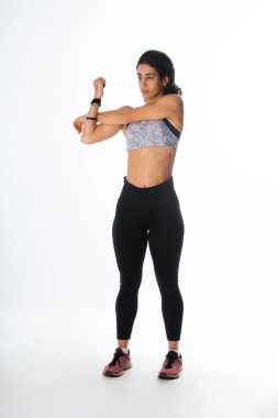 Sporcu sakatlanmamak için antrenmandan önce ısınıyor.