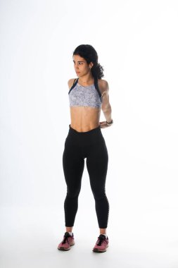 Sporcu sakatlanmamak için antrenmandan önce ısınıyor.