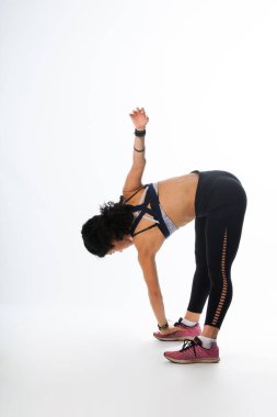 Sporcu sakatlanmamak için antrenmandan önce ısınıyor.