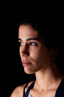 Genç bayan sporcu kol kaslarını güçlendirmek için ağırlık çalışması yapıyor. Sporcu dinleniyor.