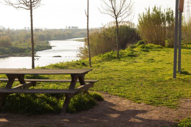 Baix Llobregat bölgesinden geçen Llobregat Nehri Akdeniz 'de ve Barselona şehrinde ağzına çok yakın..