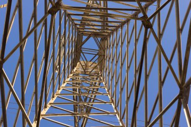 Elektrik enerjisini taşımak için bakır kabloları destekleyen elektrik kulesi; elektrik taşıyan kabloları desteklemek için mühendislik işi