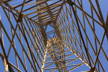 Elektrik enerjisini taşımak için bakır kabloları destekleyen elektrik kulesi; elektrik taşıyan kabloları desteklemek için mühendislik işi